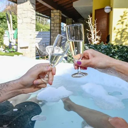 Vila Desenzanoloft Official Partner Homes & By Marriott Bonvoy - Luxury With Jacuzzi And Garden Desenzano del Garda