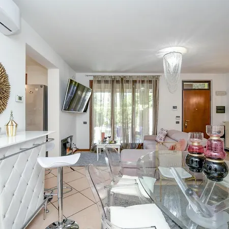 Vila Desenzanoloft Official Partner Homes & By Marriott Bonvoy - Luxury With Jacuzzi And Garden Desenzano del Garda