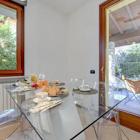 Vila Desenzanoloft Official Partner Homes & By Marriott Bonvoy - Luxury With Jacuzzi And Garden Desenzano del Garda